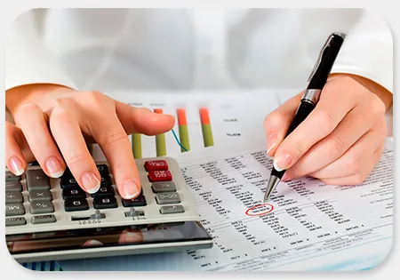 Imagen de una persona realizando contabilidad para mostrar las actividades del m�dulo del sistema.